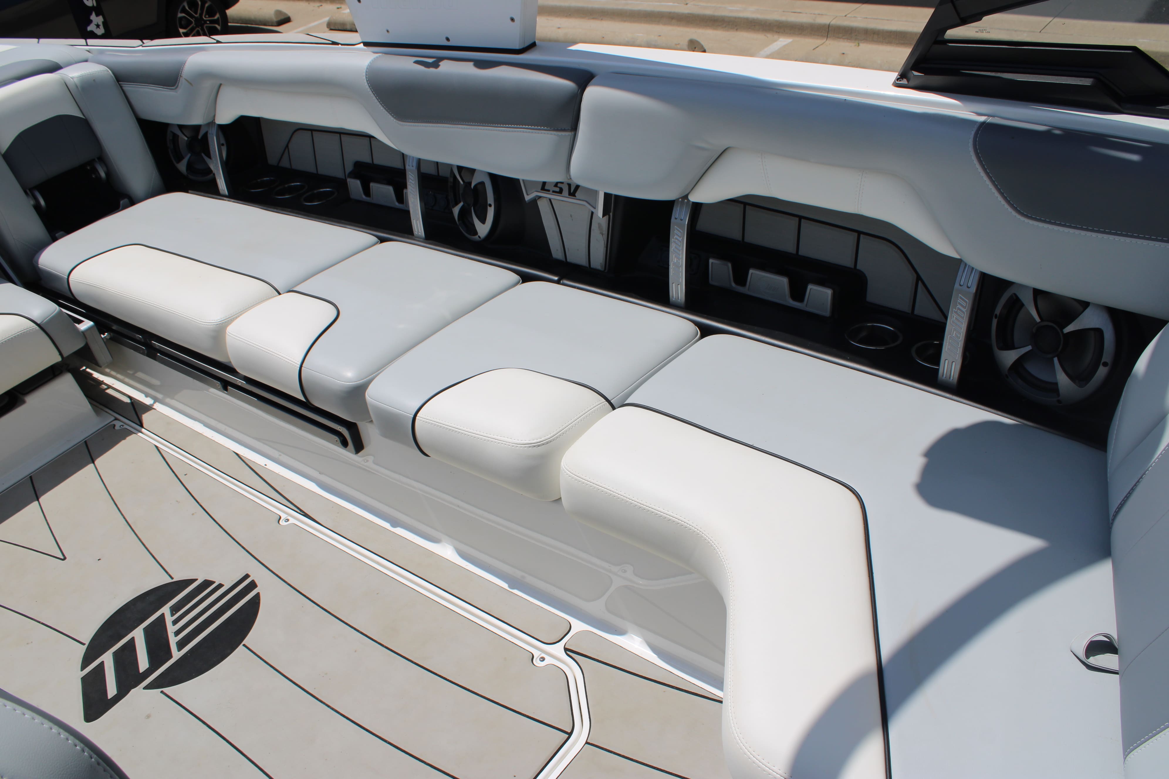 2020 Malibu 25 LSV Icon
